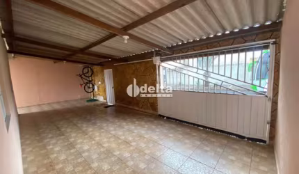 Casa disponível para locação e venda no bairro Segismundo Pereira em Uberlândia-MG.