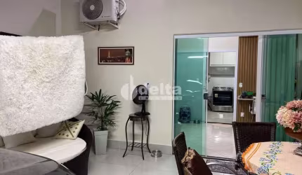 Casa residencial disponível para  venda no bairro Cidade Jardim em Uberlândia-MG