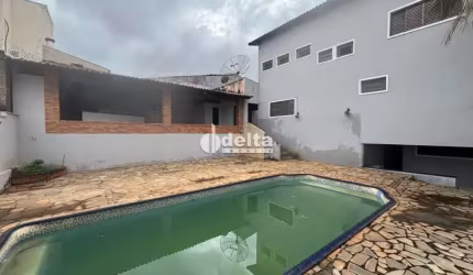 Casa disponível para locação e venda no bairro Jardim Patrícia em Uberlândia-MG