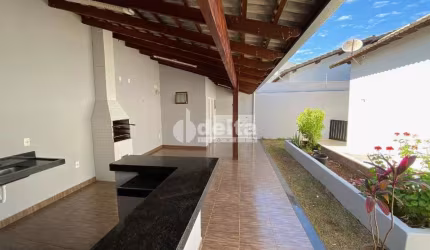 Casa disponível para locação no bairro Alto Umuarama em Uberlândia-MG