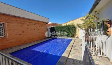 Casa residencial disponível para venda no bairro Nossa Senhora Aparecida em Uberlândia-MG