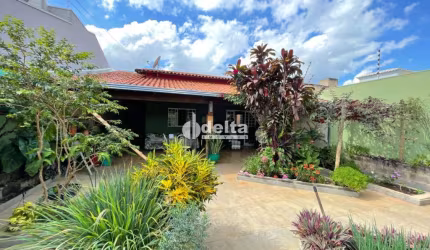 Casa residencial disponível para venda no bairro Granada em Uberlândia-MG