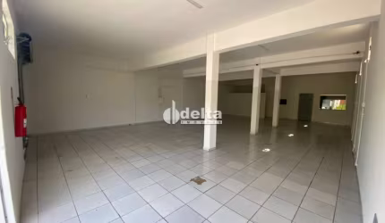 Loja disponível para locação no bairro Santa Mônica em Uberlândia-MG