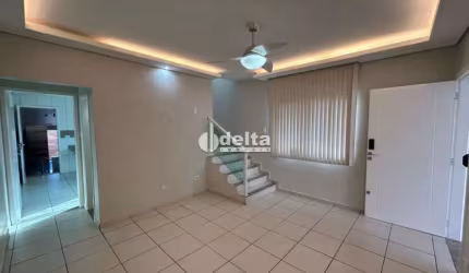 Casa residencial disponível para Locação no bairro Tabajaras em Uberlândia-MG.