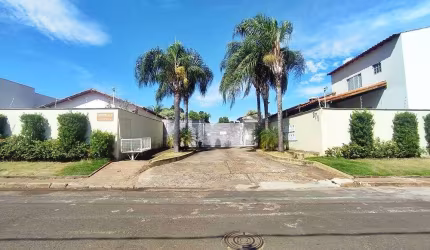 Casa em condomínio disponível para locação no bairro Chácaras Tubalina E Quartel em Uberlândia-MG