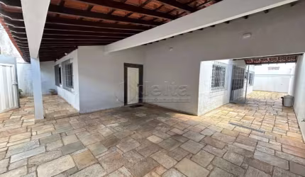 Casa comercial/residencial disponível para locação  no bairro Santa Mônica  em Uberlândia-MG