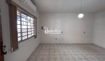 Casa residencial disponível para Locação no bairro Cidade Jardim em Uberlândia-MG.