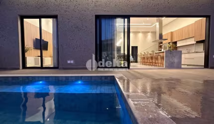 Casa no condomínio Alphaville 1 disponível para locação e venda em Uberlândia-MG