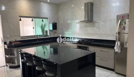 Casa residencial  disponível para venda no bairro Segismundo Pereira em Uberlândia-MG