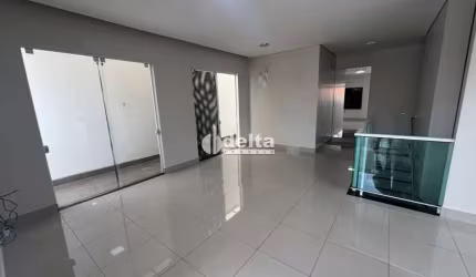Casa residencial disponível para locação no bairro Tabajaras em Uberlândia-MG.