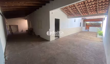 Casa residencial disponível para venda no bairro Jardim Ipanema em Uberlândia-MG