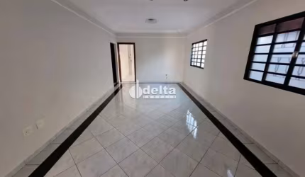 Casa residencial disponível para locação no bairro Santa Mônica em Uberlândia-MG.