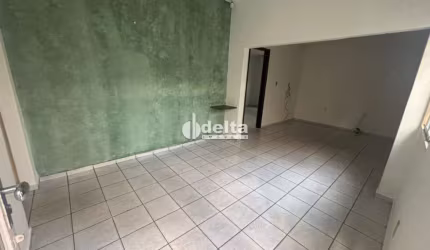 Casa residencial disponível para locação no bairro Jardim das Palmeiras em Uberlândia-MG.