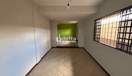 Casa residencial disponível para locação no bairro Jardim Patrícia em Uberlândia-MG.