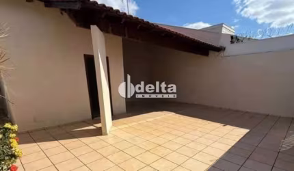 Casa residencial disponível para locação no bairro Vigilato Pereira em Uberlândia-MG.