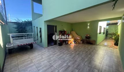 Casa residencial disponível para locação no bairro Planalto em Uberlândia-MG.