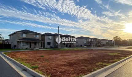 Área de esquina disponível para venda 1.700 m² no bairro Saraiva em Uberlândia-MG