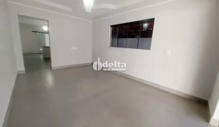 Casa residencial disponível para locação e venda no bairro Alto Umuarama em Uberlândia-MG.