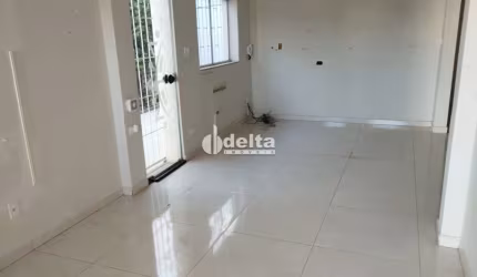 Casa comercial disponível para locação no bairro Tabajaras em Uberlândia-MG