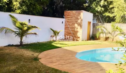 Casa residencial disponível para locação no bairro Mansões Aeroporto em Uberlândia-MG.