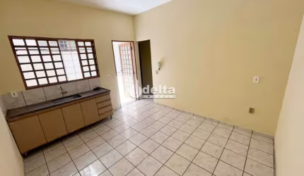 Casa residencial disponível para locação no bairro Santa Mônica em Uberlândia-MG.