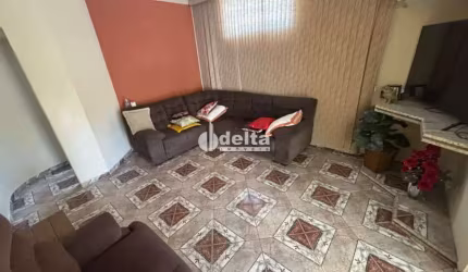 Casa residencial disponível para locação e venda no bairro Nossa Senhora das Graças em Uberlândia-MG.