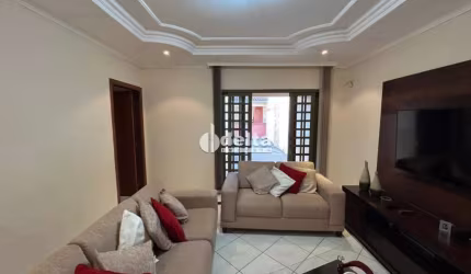 Casa residencial disponível para venda no bairro Santa Mônica em Uberlândia-MG.