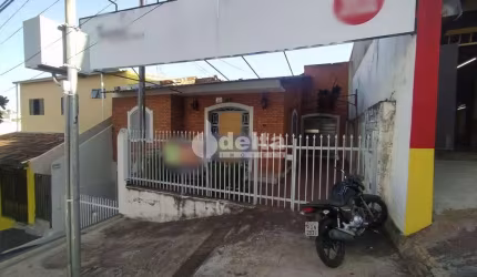 Casa mista disponível para locação no bairro Centro em Uberlândia-MG