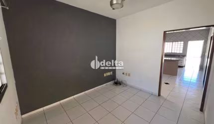 Casa residencial disponível para locação no bairro Jardim Patrícia em Uberlândia-MG.