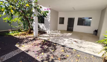 Casa residencial disponível para locação no bairro Granada em Uberlândia-MG.