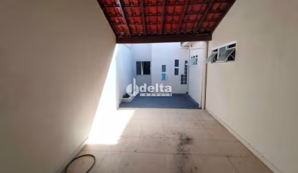 Casa residencial disponível para locação no bairro Santa Mônica em Uberlândia-MG.
