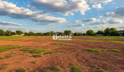 Área disponível para Venda 1000 m² no bairro Morada Nova em Uberlândia-MG