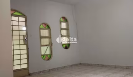 Casa residencial disponível para locação e venda no bairro Custódio Pereira em Uberlândia-MG.