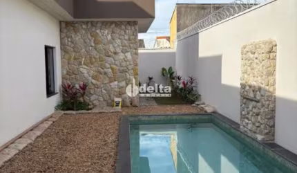 Casa residencial disponível para venda no bairro Cidade Jardim em Uberlândia-MG.