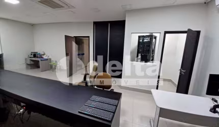 Casa comercial disponível para locação no bairro Nossa Senhora Aparecida em Uberlândia-MG