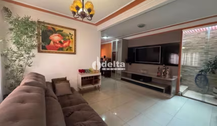 Casa residencial  disponível para venda no bairro Nova Uberlândia em Uberlândia-MG