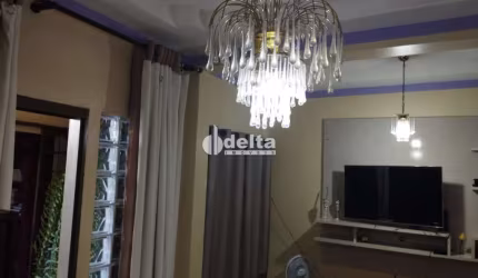 Casa residencial disponível para locação no bairro Osvaldo Rezende em Uberlândia-MG.