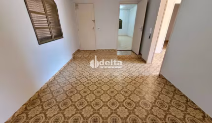 Casa residencial disponível para locação no bairro Lídice em Uberlândia-MG.