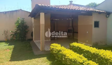 Casa em condomínio disponível para venda no bairro Minas Gerais em Uberlândia-MG