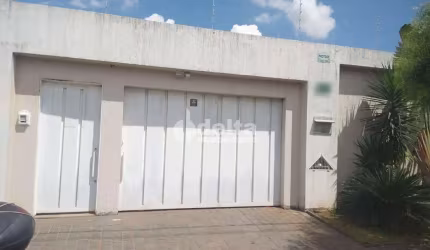 Casa residencial disponível para venda e locação no bairro Jardim Botânico em Uberlândia-MG