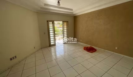 Casa comercial disponível para locação no bairro Tabajaras em Uberlândia-MG
