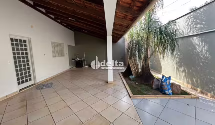 Casa residencial disponível para locação no bairro Laranjeiras em Uberlândia-MG.