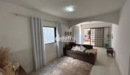 Casa residencial disponível para locação e venda no bairro Jardim Brasília em Uberlândia-MG.
