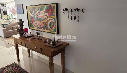 Casa em condomínio disponível para venda no bairro Nova Uberlândia em Uberlândia-MG