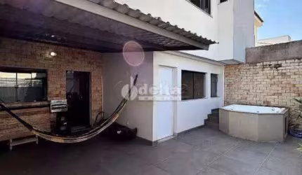 Casa residencial disponível para venda no bairro Cidade Jardim em Uberlândia-MG