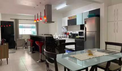 Casa residencial disponível para locação e venda no bairro Santa Mônica em Uberlândia-MG.