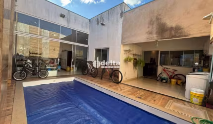 Casa em condomínio disponível para locação e venda no bairro Minas Gerais em Uberlândia-MG