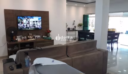 Casa residencial disponível para locação e venda no bairro Jardim Patrícia em Uberlândia-MG.