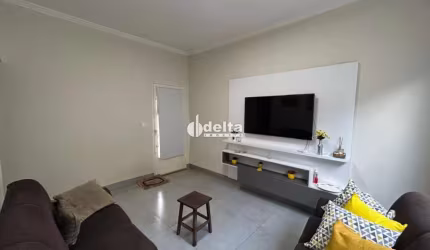 Casa residencial disponível para locação e venda no bairro Buritis em Uberlândia-MG.