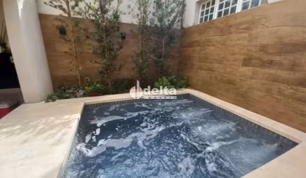 Casa residencial disponível para locação no bairro Presidente Roosevelt em Uberlândia-MG.